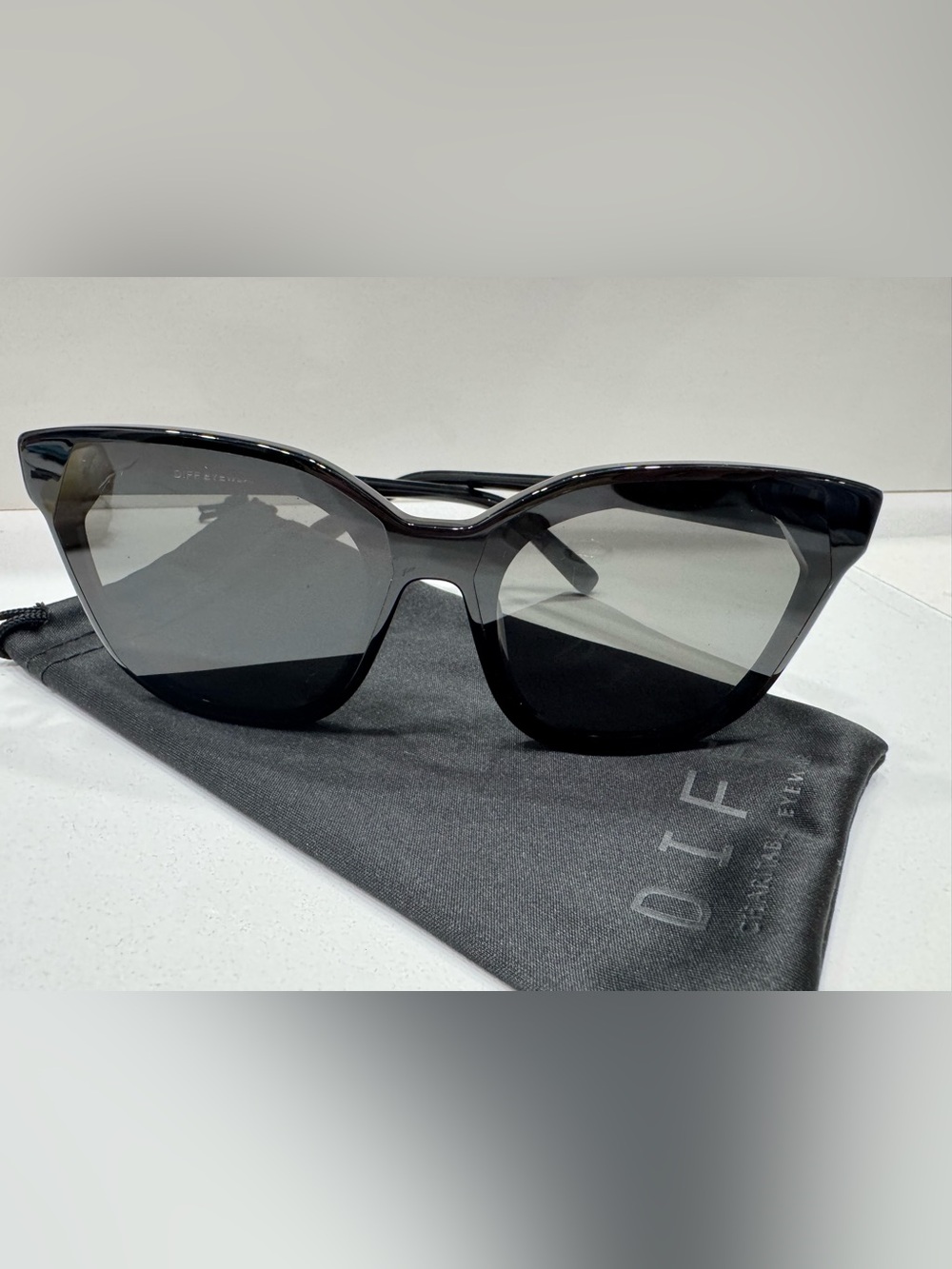 DIFF Black Sunglasses - Picture 1 of 6